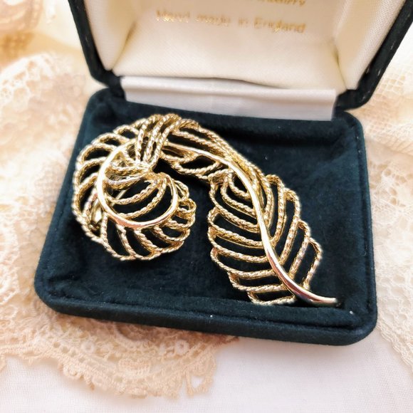 Vintage Gerry's Large Gold Feather Brooch, Dark academia feather pin, Scarf pin - Picture 2 of 9